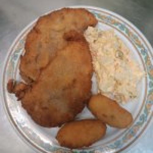 Escalope, ensaladilla y croquetas