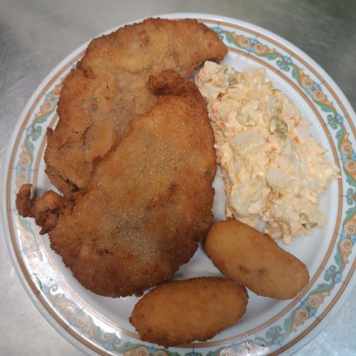 Plato combinado de ensaladilla, filetes empanados y croquetas