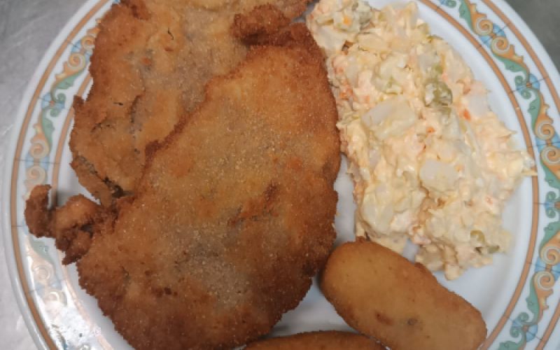 Plato combinado de ensaladilla, filetes empanados y croquetas