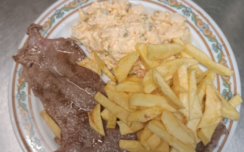 plato combinad ocon filetes, ensaladilla y patatas fritas