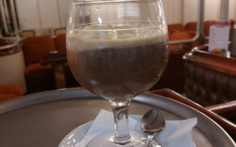 Café con nata y hielo