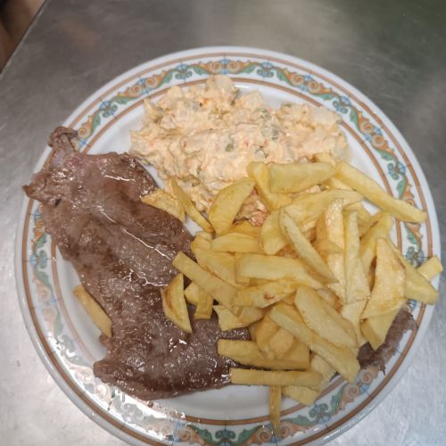 plato combinad ocon filetes, ensaladilla y patatas fritas